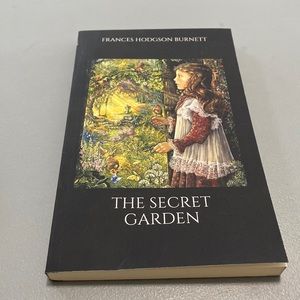 The Secret Garden softcover book by Frances Hodgson Burnett